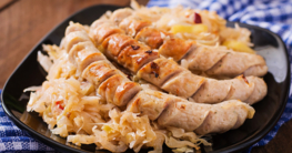 Köstliches Deutschland - Bratwurst und Sauerkraut ist ein Zeichen für deutsche Küche