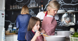 Kleines Mädchen kocht mit der Mutter am Herd gemeinsam bei einem Kochkurs - Kochbücher auf Gastronomie-MV.de für Kochkurse